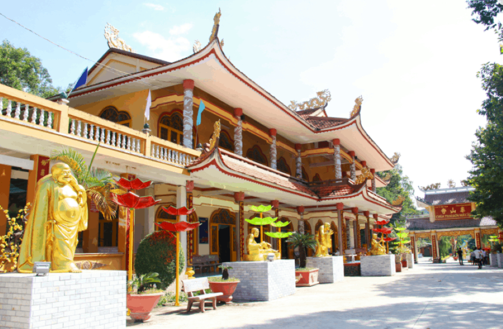 Thuê xe đi 12 cảnh chùa ở Bình Dương